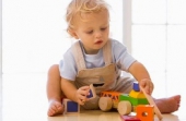 Дитячий психолог склав перелік розвиваючих іграшок для дітей відповідно до віку
