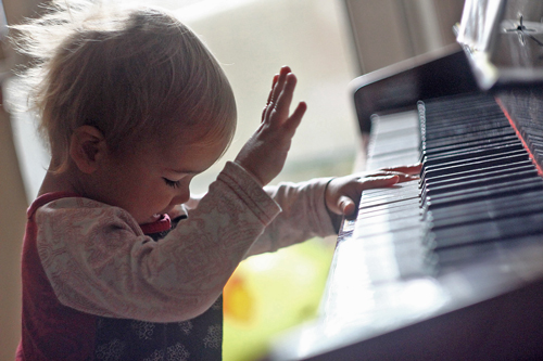 Дитина грає на піаніно
